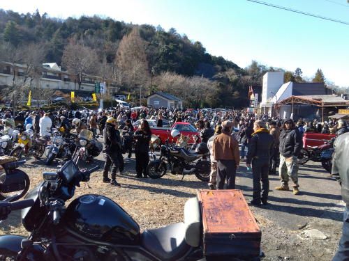 場内は大混雑