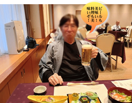 生ビールと料理を味わう寅さん。
