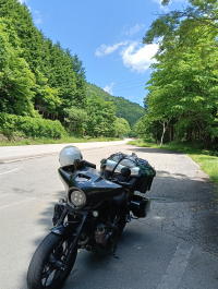 せせらぎ街道の木陰で休憩