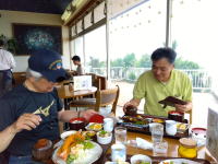 三河湾一望の店内で昼食を楽しむ