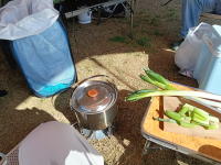 ネギを切ったりして鍋の用意