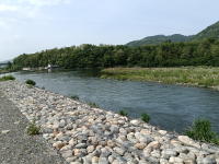 水門のある川。